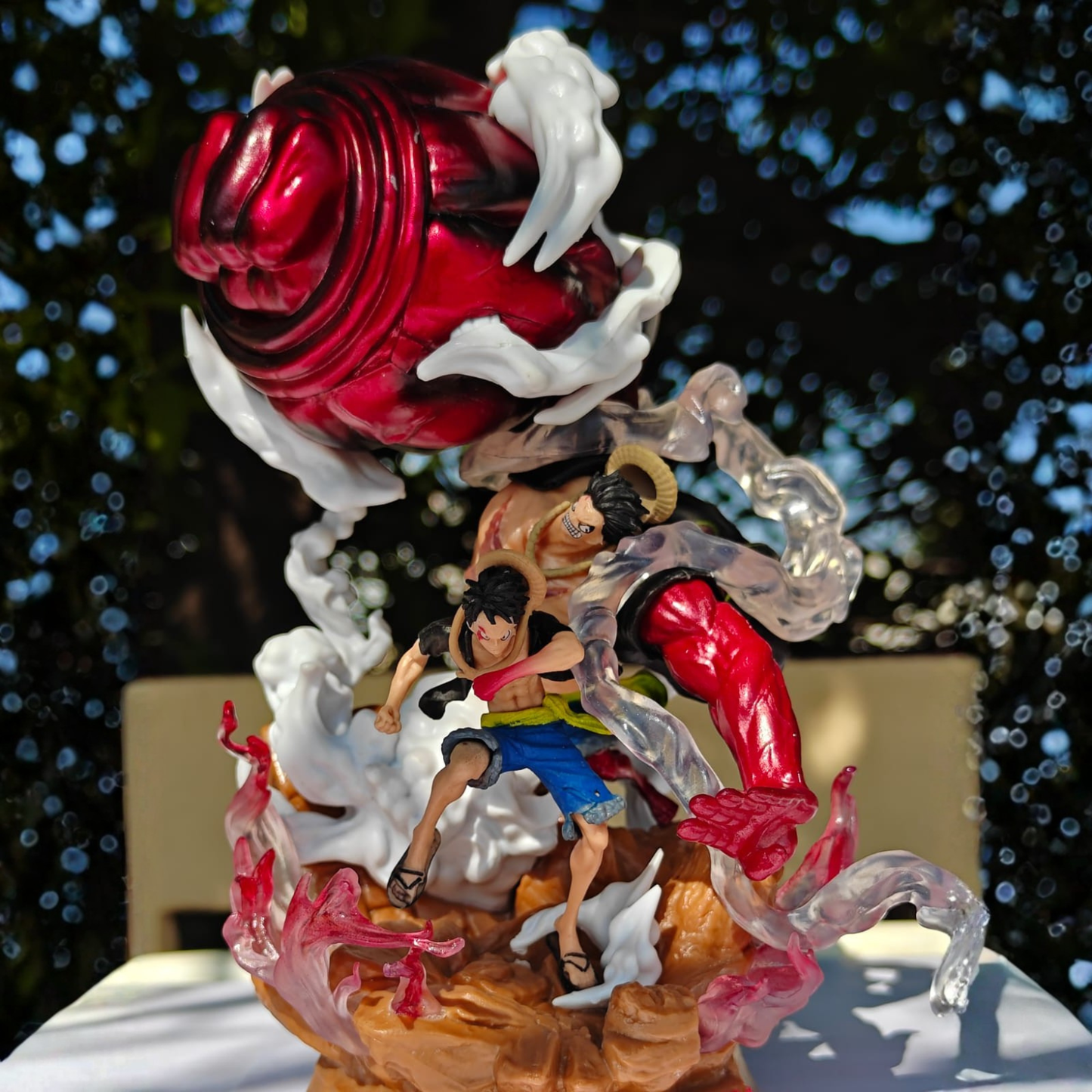 Monkey D. Luffy – Big Punch Diorama with Small Luffy